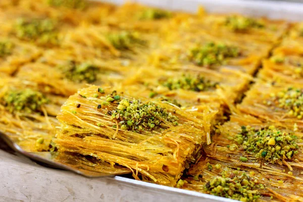 Traditionelle türkische Baklava-Süßigkeiten am offenen Buffet in einem Hotel in der Türkei — Stockfoto