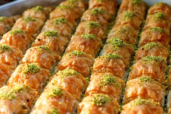 Traditionelle türkische Baklava-Süßigkeiten am offenen Buffet in einem Hotel in der Türkei — Stockfoto