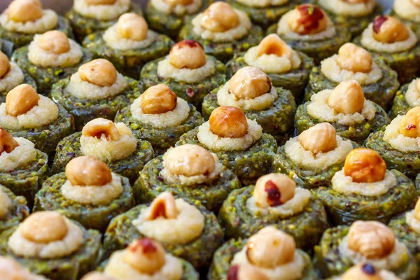 Dulces tradicionales de baklava turca en el buffet abierto en un hotel en Turquía —  Fotos de Stock