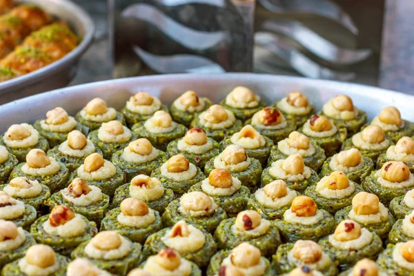 Dulces tradicionales de baklava turca en el buffet abierto en un hotel en Turquía — Foto de Stock