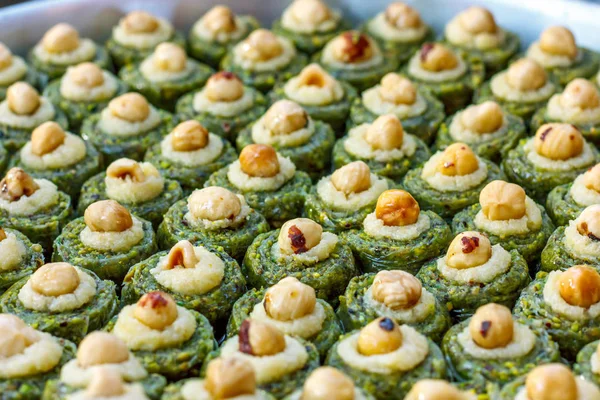 Dulces tradicionales de baklava turca en el buffet abierto en un hotel en Turquía —  Fotos de Stock