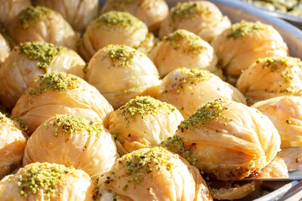 Traditionelle türkische Baklava-Süßigkeiten am offenen Buffet in einem Hotel in der Türkei — Stockfoto