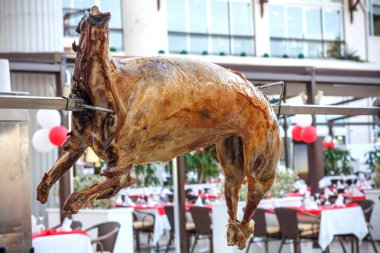 Bir Türk oteli tükürmek üzerine pişmiş kuzu