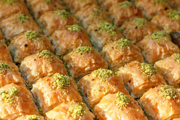 Dulces tradicionales de baklava turca en el buffet abierto en un hotel en Turquía —  Fotos de Stock