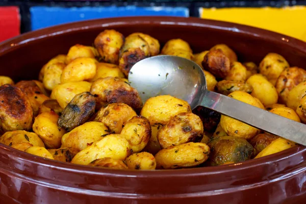 Bir kil pot pişmiş bebek patates