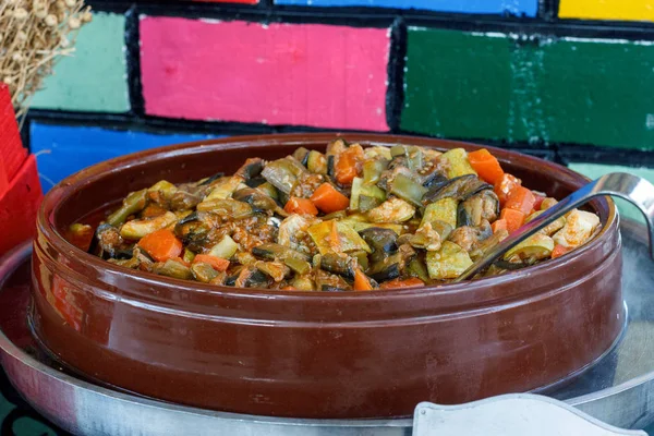 Legumes assados com carne em uma panela de barro — Fotografia de Stock