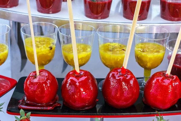 Manzanas rojas de caramelo en palos de madera — Foto de Stock