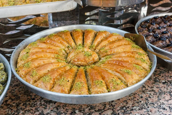 Bonbons de baklava turcs traditionnels au buffet ouvert dans un hôtel en Turquie — Photo