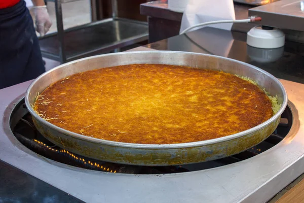 Традиционный турецкий десертный кунеф в большом металлическом подносе — стоковое фото