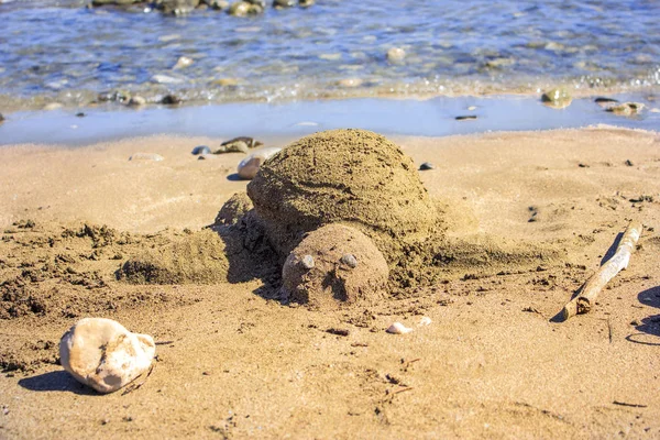 Figure de sable d'une tortue sur la plage près de la mer — Photo
