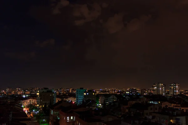 Nocne niebo nad miastem-Antalya, Turcja, 06.08.2019 — Zdjęcie stockowe