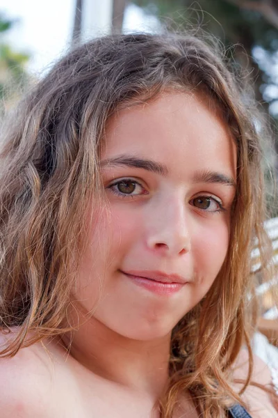 Porträt eines hübschen Teenagers mit langen lockigen Haaren — Stockfoto