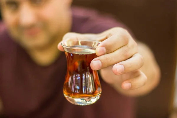トルコ人男性、伝統的なグラスで黒いトルコ茶を飲む — ストック写真