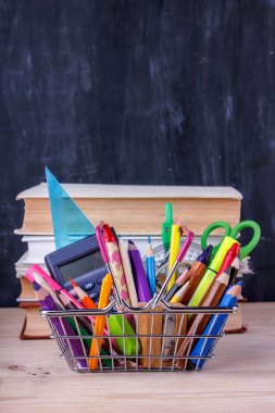 Okul için renkli kalemler ve işaretler seti. Th için Kırtasiye