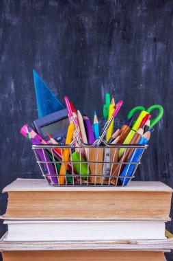 Okul için renkli kalemler ve işaretler seti. Th için Kırtasiye