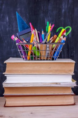 Okul için renkli kalemler ve işaretler seti. Th için Kırtasiye