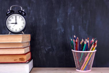 Okul için renkli kalemler ve işaretler seti. Th için Kırtasiye