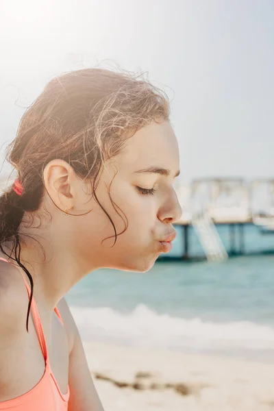 年轻的漂亮少女吃炸薯条在海边的海滩 — 图库照片