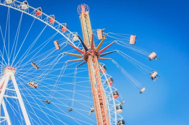Bir eğlence parkında zincirler ile dönme dolabı ve Carousel