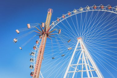 Bir eğlence parkında zincirler ile dönme dolabı ve Carousel