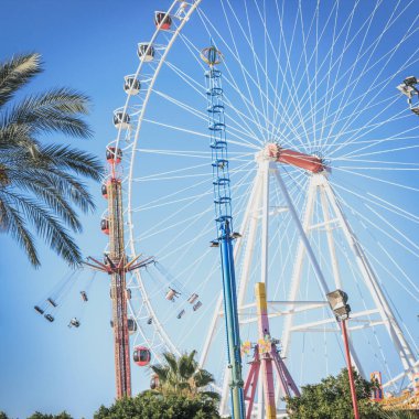 Bir eğlence parkında zincirler ile dönme dolabı ve Carousel