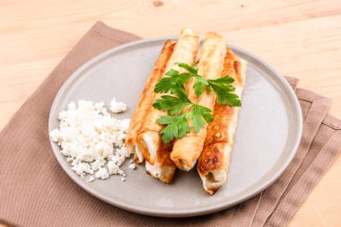 Geleneksel Türk Pastaları Sigara Borek - Süzme peynir ve maydanozlu Kızarmış Turtalar.