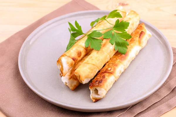 Traditional Turkish Pastries sigara borek - Deep Fried pies with cottage cheese and parsley. — Stock Photo, Image