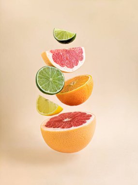 Citrus hafif bir arka planda hala yaşıyor. Manzarayı kapat. Sağlıklı yemek ve diyet. Portakal, limon, greyfurt, limon. Yükselme