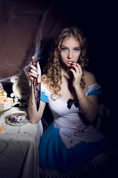 Portrét Mladé Ženy Nožem Oblečený Jako Alice — Stock fotografie