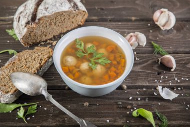 Çorba, çorba ve sebze, hindi ve tavuk köfte bir fincan