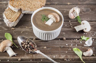 Otlar ve baharatlar ile mantar kremalı çorba 
