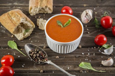 Gazpacho çorbası kase ahşap arka plan üzerinde. 