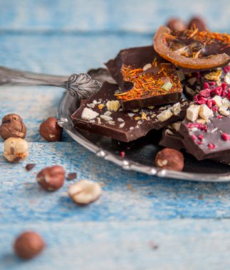 Kraft çikolatası. Masada farklı tatlar var.