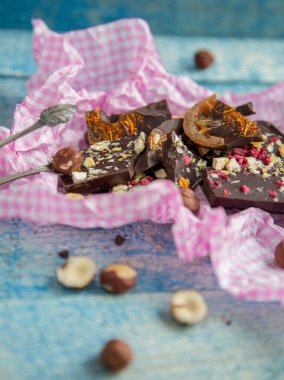 Kraft çikolatası. Masada farklı tatlar var.