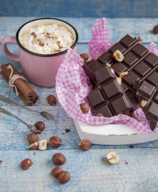 Kraft çikolatası farklı tatlar ve masada aromatik kahve.