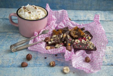 Kraft çikolatası farklı tatlar ve masada aromatik kahve.