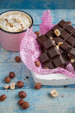 Kraft çikolatası farklı tatlar ve masada aromatik kahve.