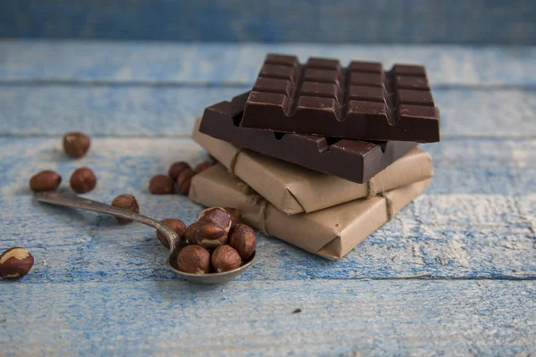 Pedaço Chocolate Com Avelãs Nozes Uma Mesa — Fotografia de Stock