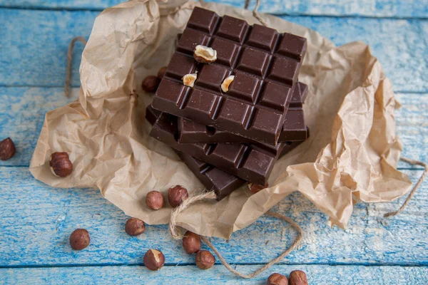 Pedaço Chocolate Com Avelãs Nozes Uma Mesa — Fotografia de Stock