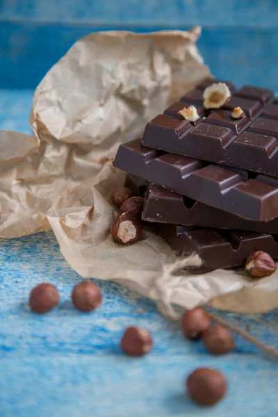 Pedaço Chocolate Com Avelãs Nozes Uma Mesa — Fotografia de Stock