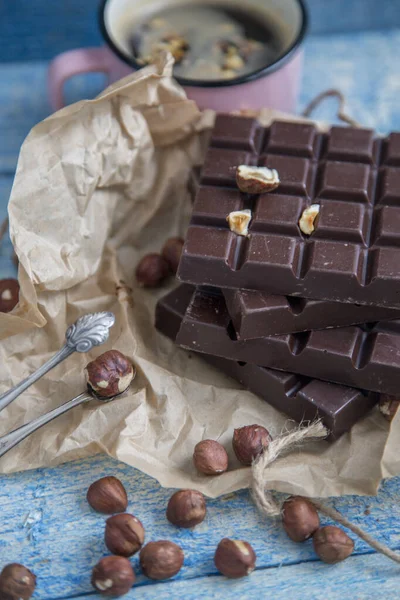 Pedaço Chocolate Com Avelãs Nozes Uma Mesa — Fotografia de Stock