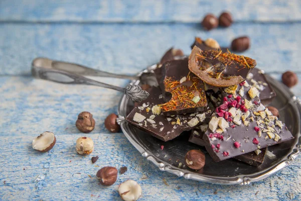 Kraft çikolatası. Masada farklı tatlar var.