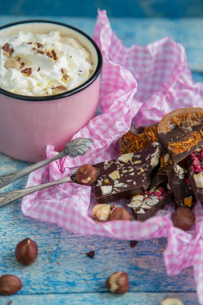 Kraft çikolatası farklı tatlar ve masada aromatik kahve.