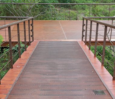 Nehir üzerinde geçit köprü