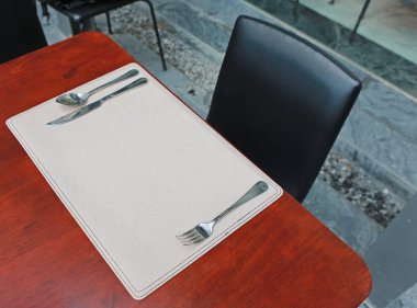 boş çatal ve kaşık deri karşı ahşap masa ayarla