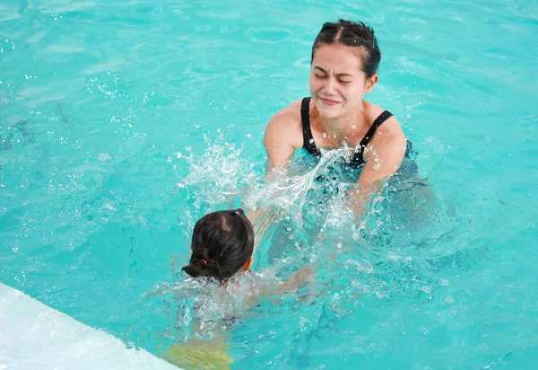 Madre Con Bambino Piscina — Foto Stock