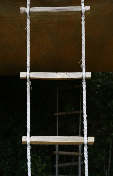 Fából Készült Kötélhágcsót Játszótéren — Stock Fotó