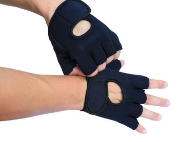 Erkek beyaz arka plan üzerinde izole giyiyor spor eldiven eller.