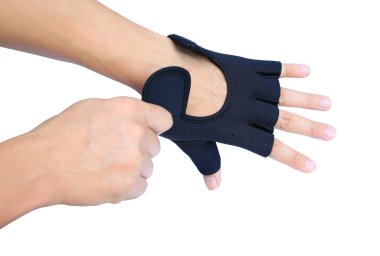 Erkek beyaz arka plan üzerinde izole giyiyor spor eldiven eller.