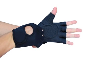 Erkek beyaz arka plan üzerinde izole giyiyor spor eldiven eller.